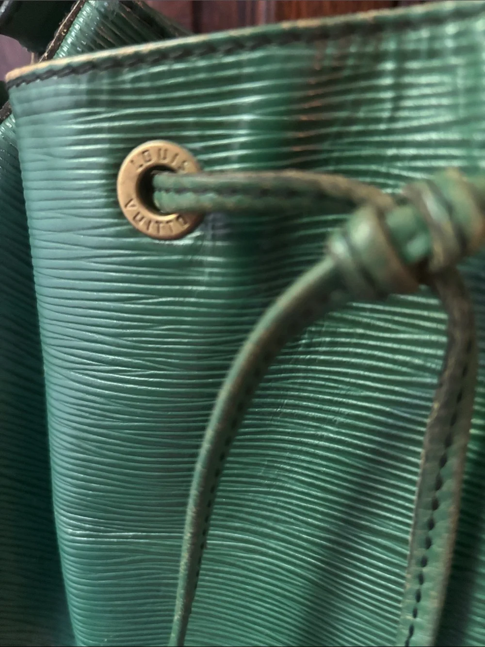 LV Epi Noe green Textured Drawstring Shoulder Bucket Bag - Picture 3 of 9